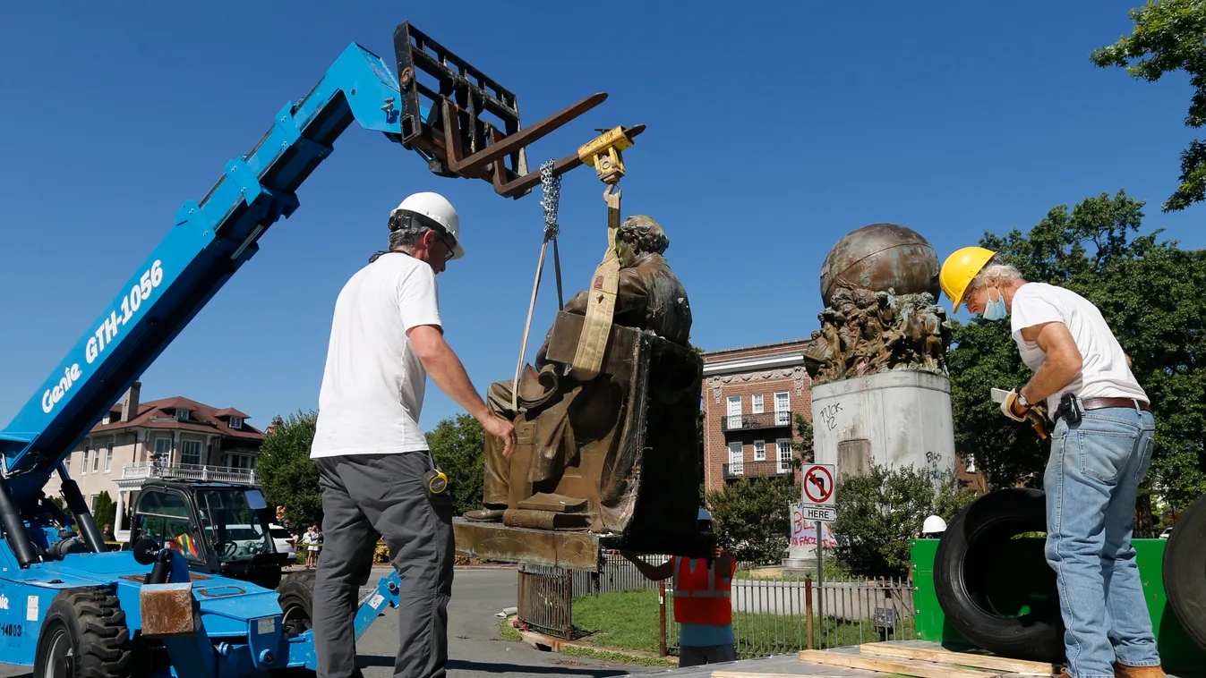 Richmond, 2020. július 3.
Munkások eltávolítják Matthew Fontaine Maury  konföderációs tengerész, csillagász szobrát Richmondban 2020. július 2-án.
MTI/AP/Steve Helber 