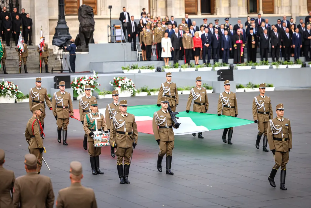 Augusztus  20,  ünnepélyes tisztavatás, és zászlófelvonás a Kossuth téren, 2022. augusztus 20. Szent István Nap 