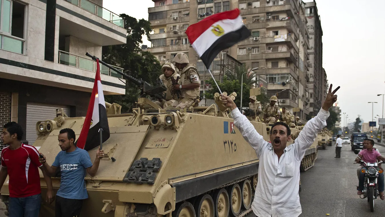 egyiptom, katonai puccs, tüntető és katonák Kairóban 
