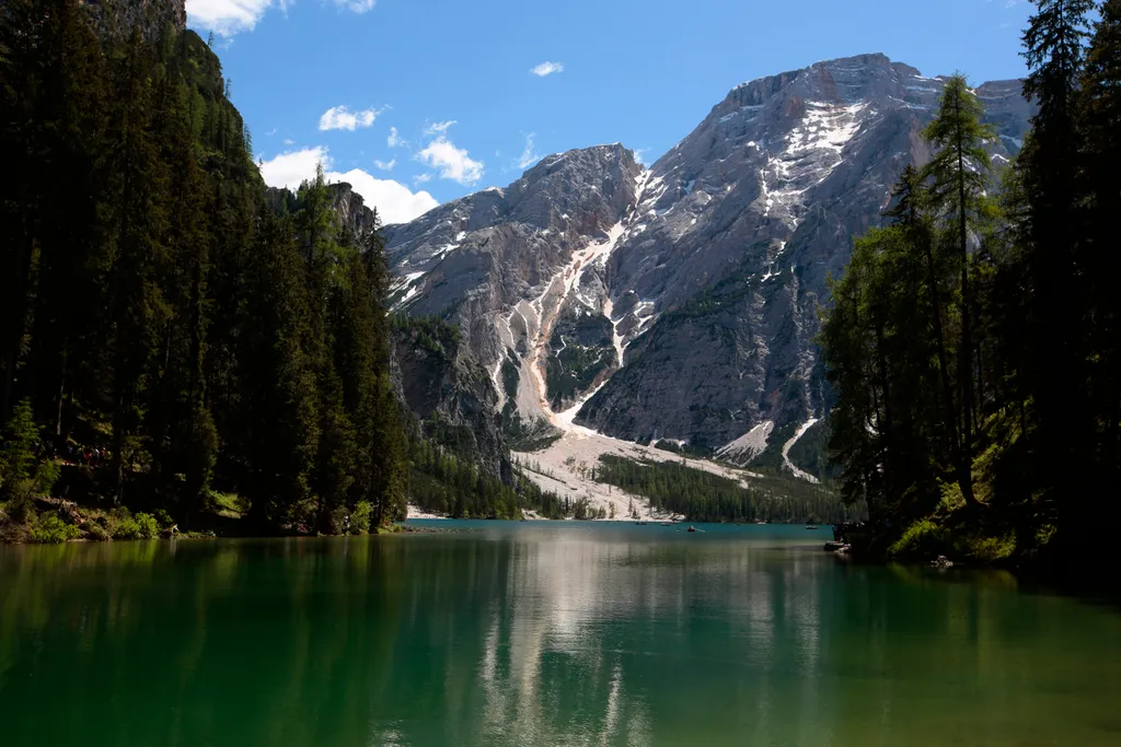 Képeken egy varázslatos alpesi tó Dél-Tirolban, Braies-tó, galéria, 2023 