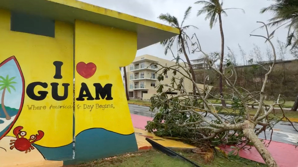 tájfun Tumon öböl Egyesült Államok Guam  Le typhon Mawar fonce sur l'île américaine de Guam dans le Pacifique TOPSHOTS Horizontal SCREEN GRAB 