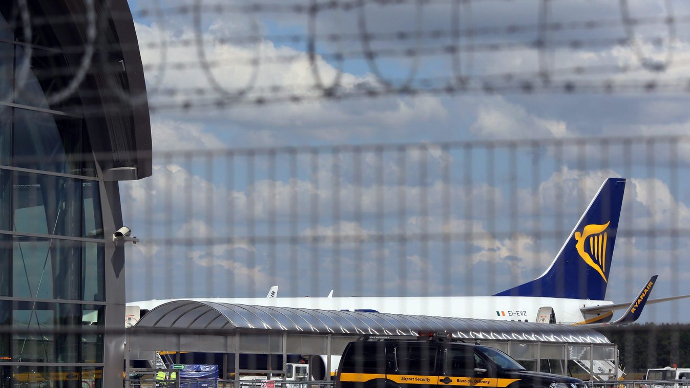 Varsó, 2015. június 25.
A Ryanair ír diszkont légitársaság repülőgépe a varsói Modlin repülőtéren 2015. június 25-én, miután kényszerleszállást hajtott végre mert az előzetes feltételezések szerint robbanószerkezet volt a fedélzetén. A repülőtérre kivezén