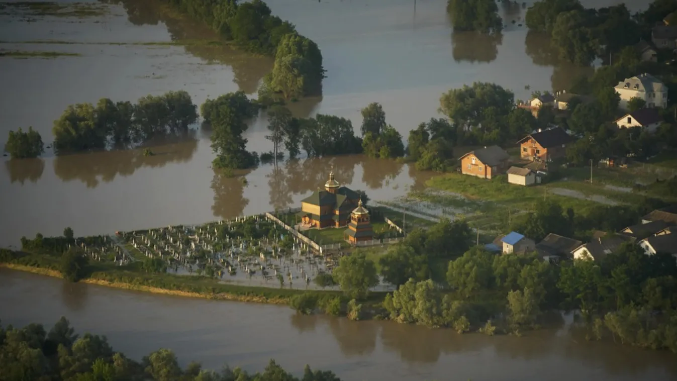 ukrán árvíz
Az ukrán katasztrófavédelmi minisztérium által közreadott képen munkások dolgoznak a nyugat-ukrajnai Ivano-Frankivszk környékén, ahol körülbelül 200 falut áraszott el a lezúduló eső 2020. június 26-án. Ukrajna segítséget 