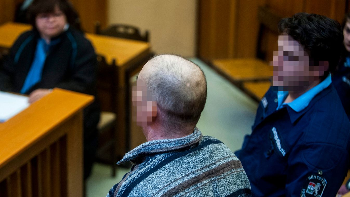 Budapest, Szabadultak a gyermekkínzással vádolt szülők
Az egyik vádlott, K. Rudolf a büntetőperén, amelyet nevelése alatt álló, 12. életévét be nem töltött személy sérelmére erőszakkal elkövetett szexuális erőszak bűntette és más bűncselekmény miatt tárgy