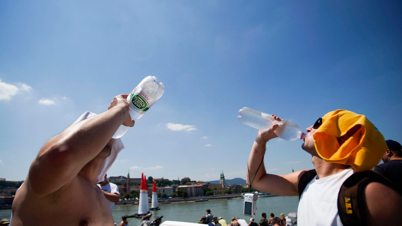 Kossuth Lajos Budapest, 2015. július 5.
Érdeklődők vízet isznak a kánikulában a Red Bull Air Race versenyén a budapesti Kossuth Lajos terén 2015. július 5-én. Az országos tiszti főorvos július 4-től, szombattól július 8-ig, szerda éjfélig a legmagasabb, h