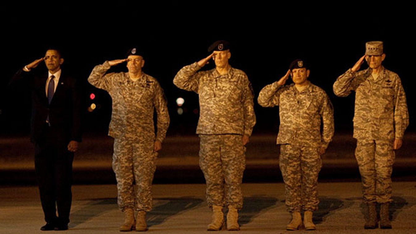 Barack Obama részt vesz 18 Afganisztánban elesett amerikai katona holttestének fogadásán a Dover Légibázison