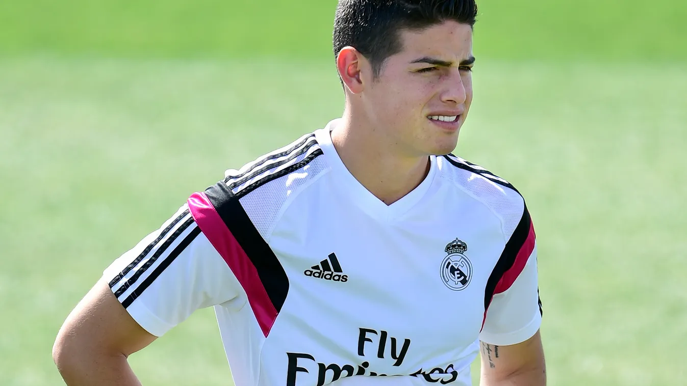 Real Madrid's Colombian forward James Rodriguez takes part in a training session at the Valdebebas training ground in Madrid on August 5, 2014.  AFP PHOTO / GERARD JULIEN 