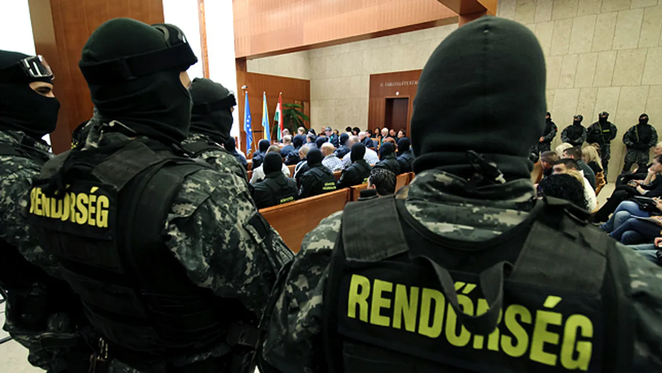 ítélet hirdetés, Debreceni Ítélőtábla tárgyalótermében, fekete sereg, kommandósok felügyelnek