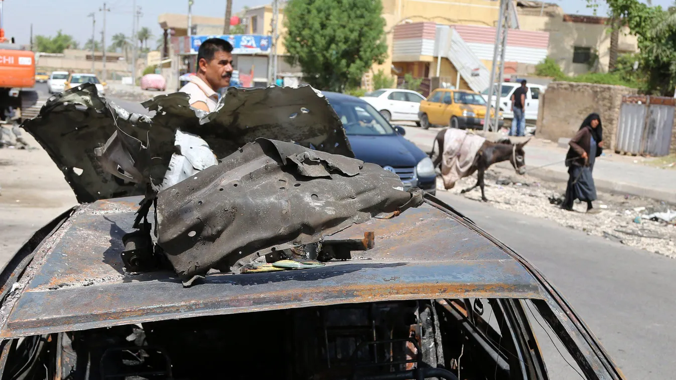 Bagdad, 2015. július 13.
Megrongálódott személygépkocsi az egyik pokolgépes merénylet helyszínén, Bagdadban 2015. július 13-án. Előző nap autóba rejtett pokolgépes támadások és öngyilkos merénylők megöltek legalább 35 embert és megsebesítettek több mint s
