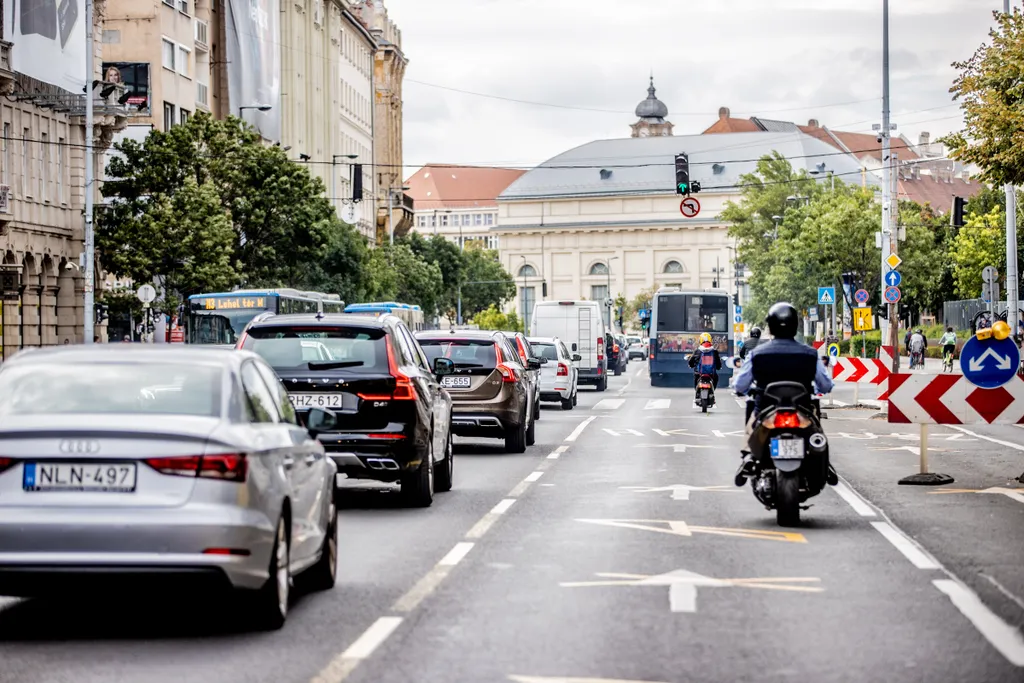 dugó, közlekedés, forgalom, autó, belváros, Budapest, 2021.09.01.taxi 