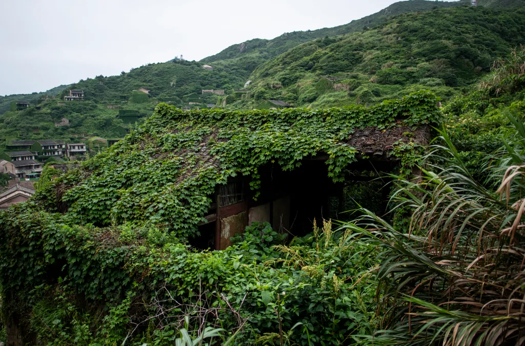 zöld falu lakatlan, Houtouvan, Sengsan, Csöcsiang, Houtouwan on Shengshan island, China's eastern Zhejiang province 