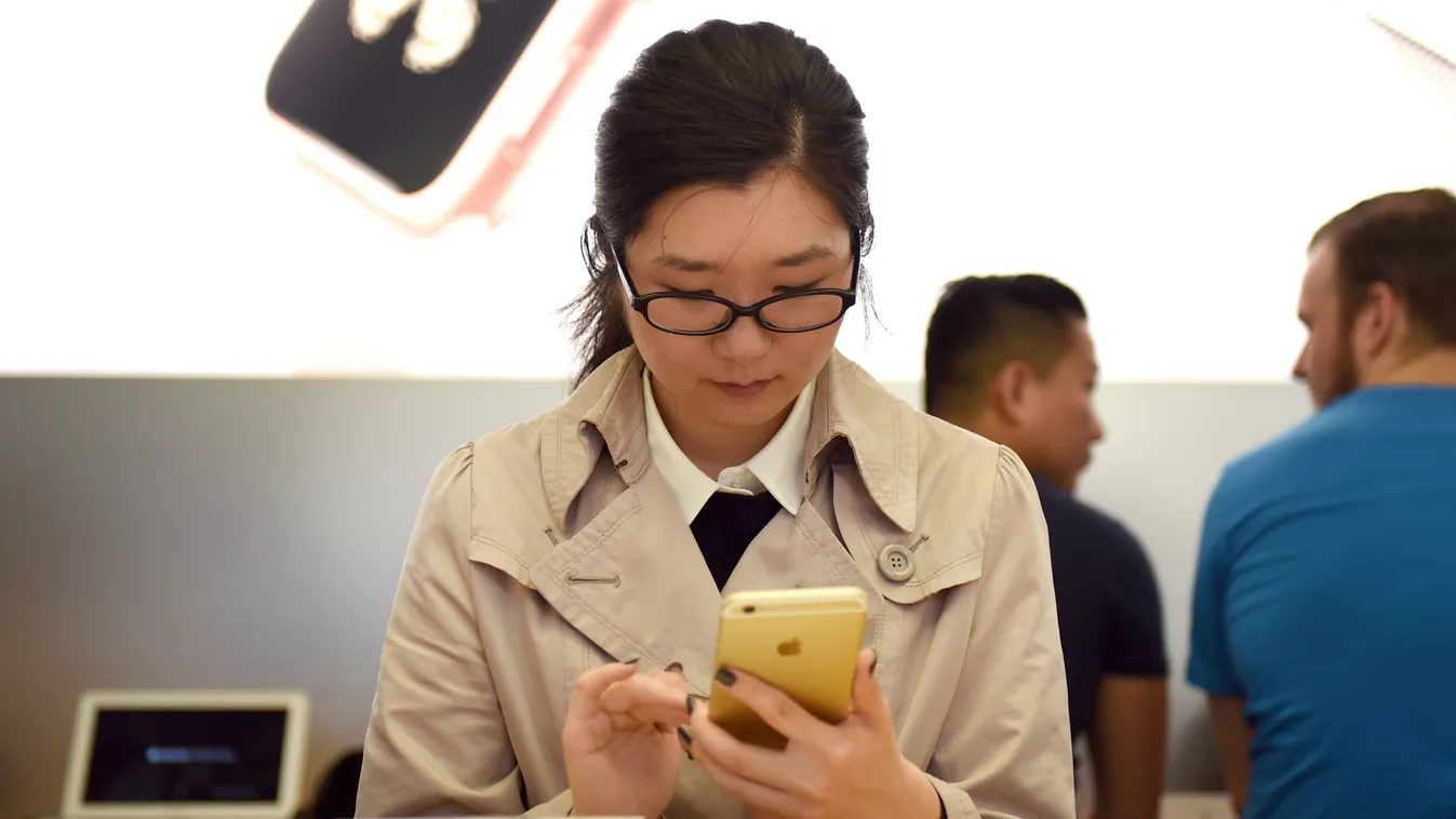 ázsiai lány nézi iphone 6s 