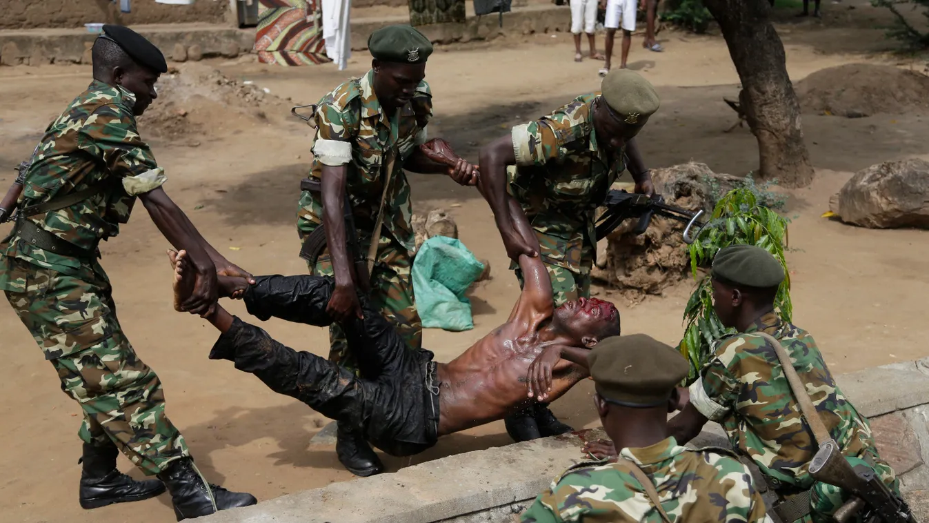 NKURUNZIZA, Pierre félmeztelen Foglalkozás FOTÓ ÁLTALÁNOS katona kormányellenes tüntetés ÖLTÖZÉK sebesült SZEMÉLY TÁRGY tüntető Bujumbara, 2015. május 7.
Katonák emelik fel a földről a burundi kormányzópárt félkatonai ifjúsági szervezetének egyik megvert 