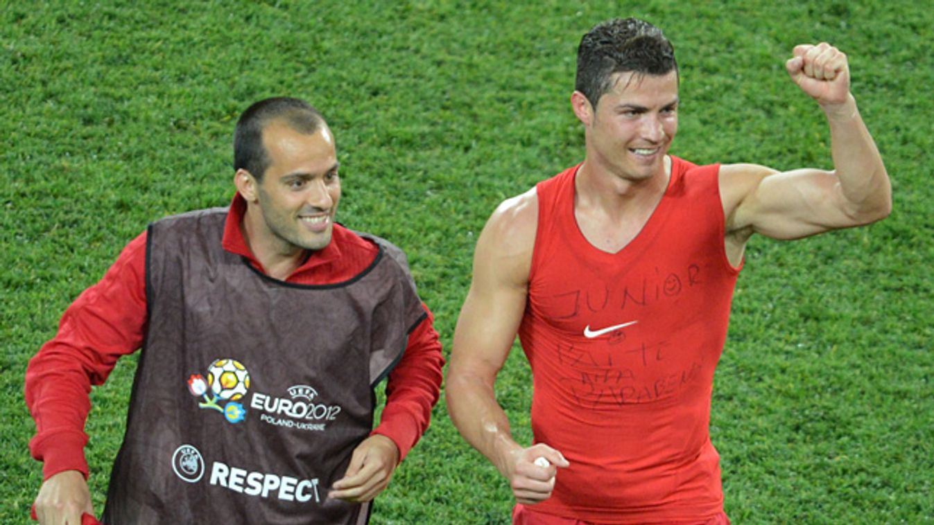 Cristiano Ronaldo, portugál válogatott felirattal a mellkasán