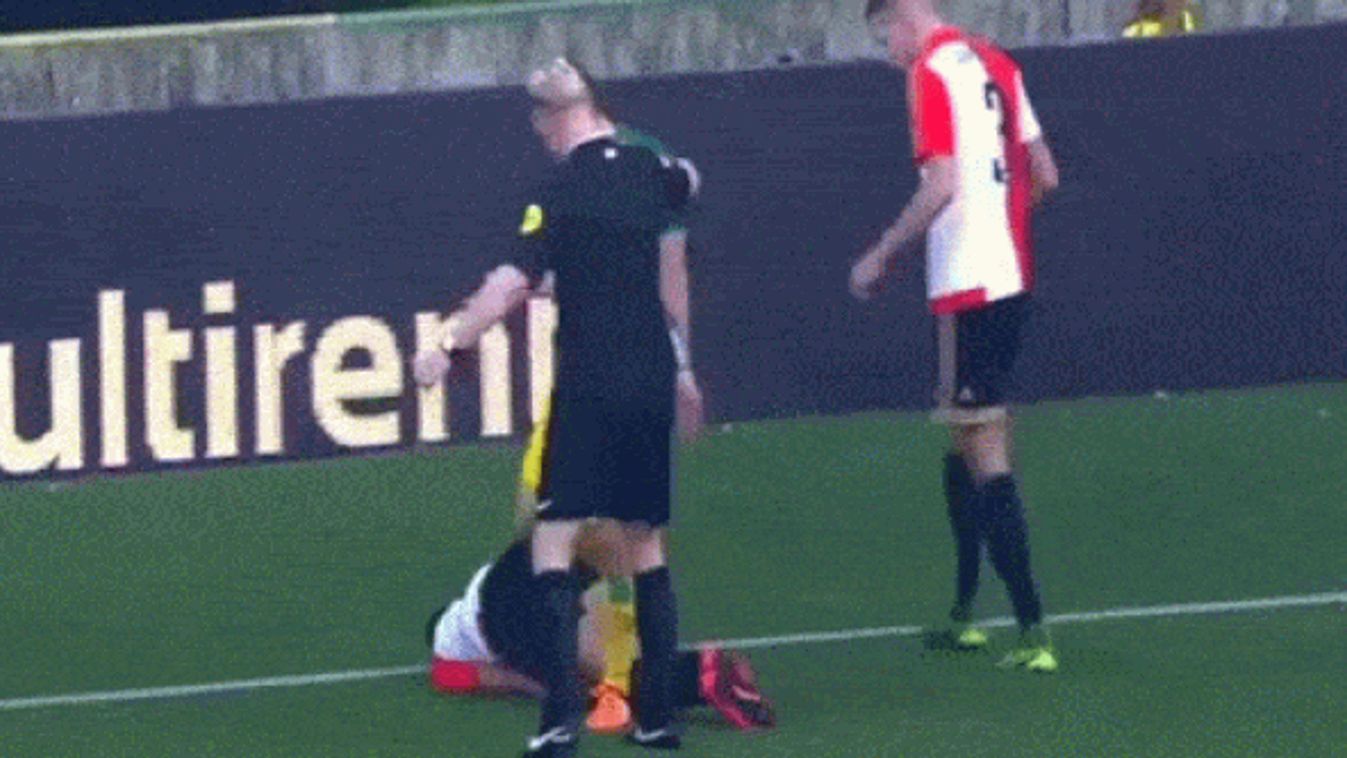 Bilal Basacikoglu, a Feyenoord játékosa fetreng egy látványosat a Den Haag elleni meccsen 