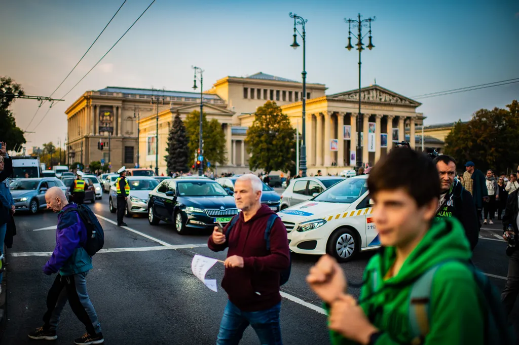 tanártüntetés, tüntetés, tanár, 2022.10.14., hősök tere 