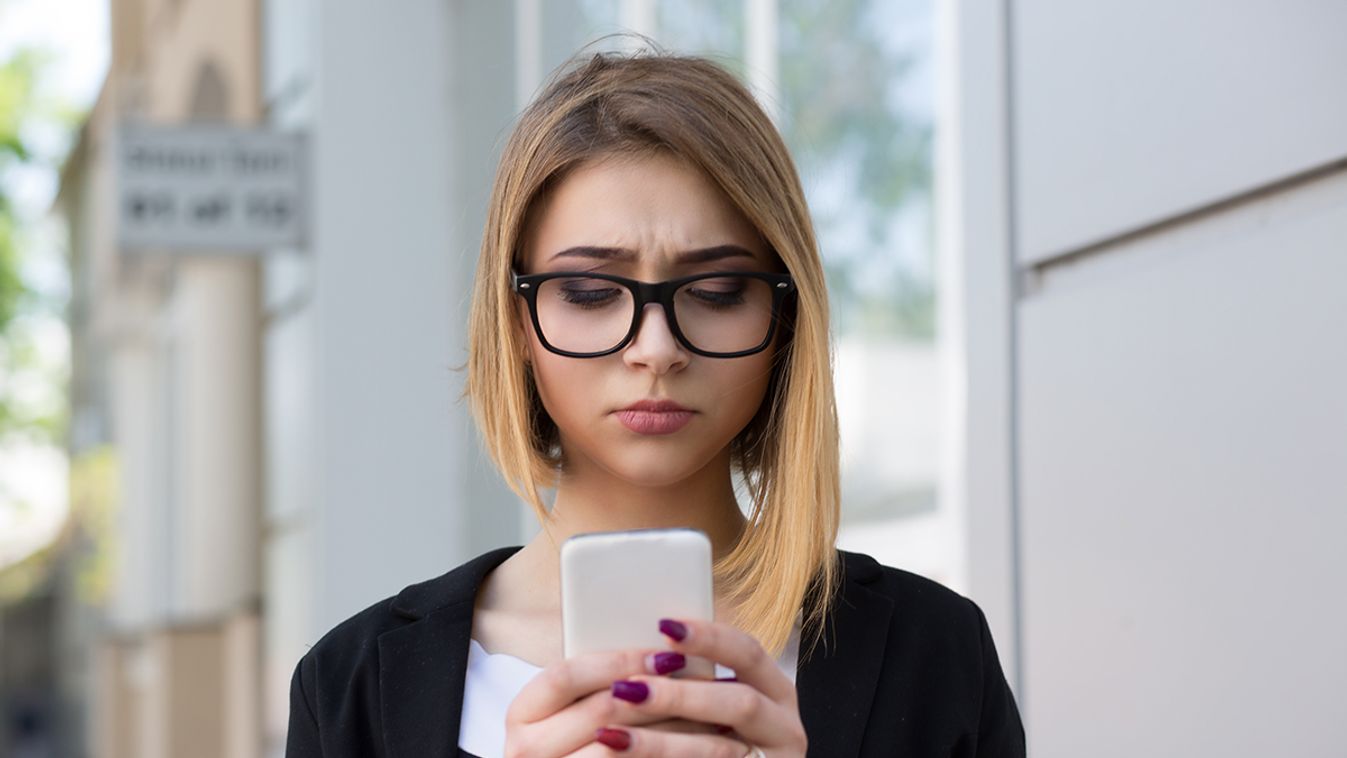 okostelefon fiatal nő szemüveg A közösségi média boldogtalanná tesz, de itt az ideje ezen változtatni! 