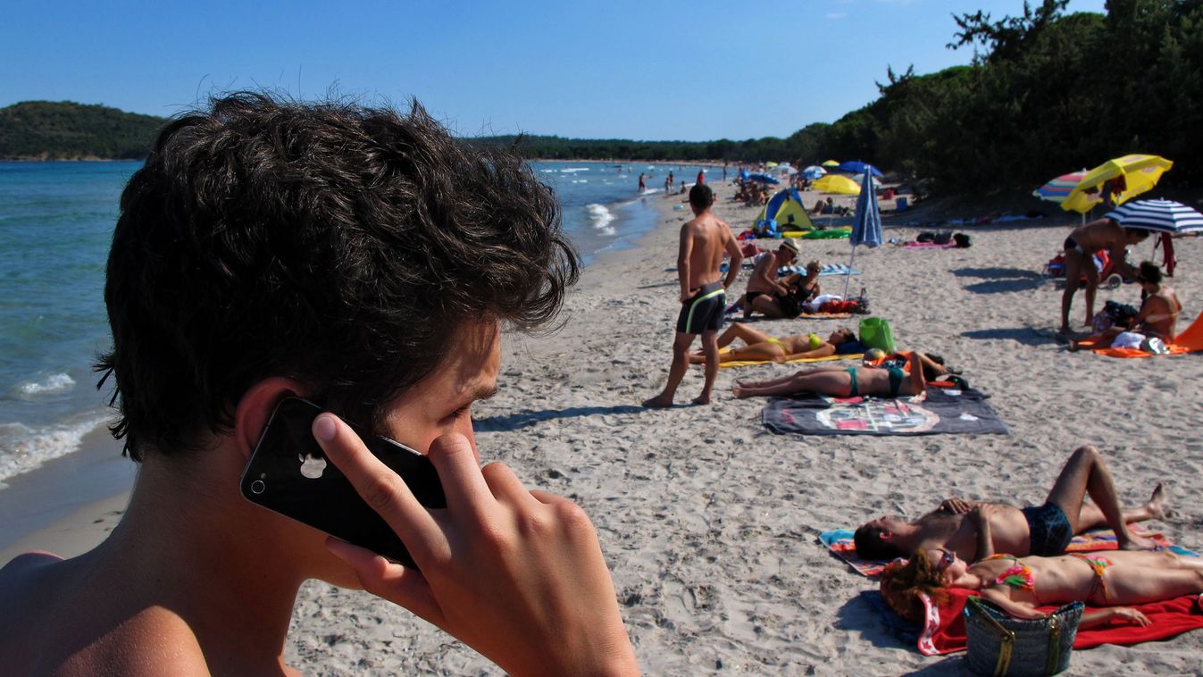 Eu telekom piac, roamingdíjak eltörlése, Mobiltelefonáló fiatal Korzikán 