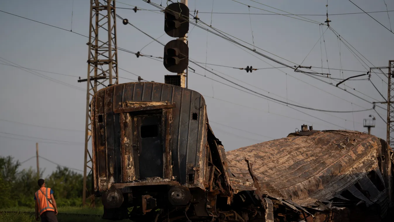 Csapline, 2022. augusztus 25.
Az előző napi orosz légicsapás következtében megsemmisült vasúti szerelvény roncsa a kelet-ukrajnai Csapline vasútállomáson 2022. augusztus 25-én.
MTI/AP/Leo Correa 
