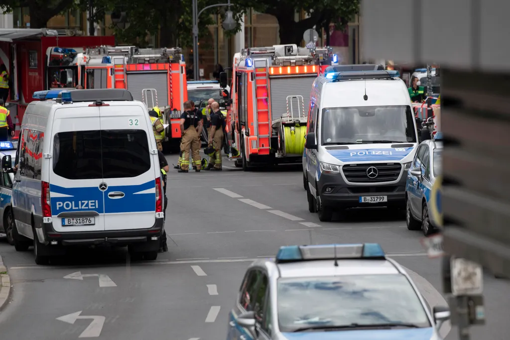 baleset, Berlin, autó, Rendőr tűzoltó berlini Breitscheid tér, gázolás, tömeg, helyszín, AFP, újabbak 