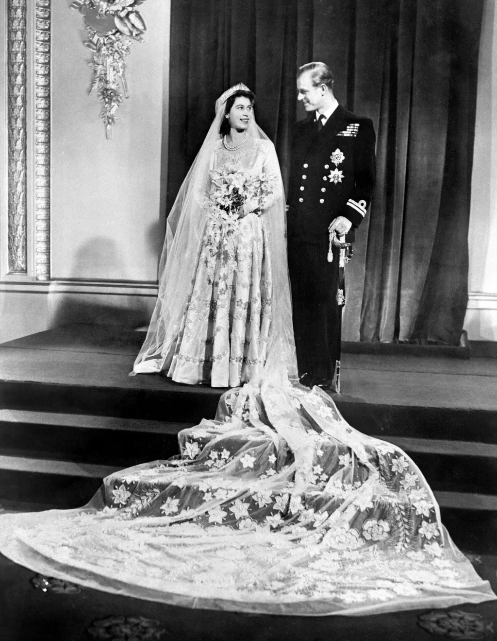 Vertical PRINCESS PRINCE COUPLE ROYAL FAMILY HUSBAND WEDDING SMILING THE EYES WEDDING DRESSS FLOWER BLACK AND WHITE PICTURE
Királyi esküvők 7. 