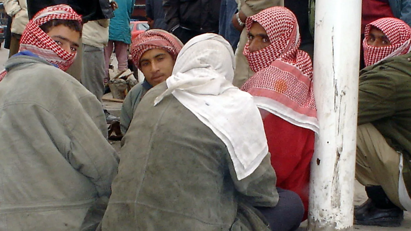 Horizontal MIDDLE EAST AFTER THE WAR SEATED YOUNG MAN UNEMPLOYMENT UNEMPLOYED BALACLAVA KAFFIYEH Unemployed Iraqi youth sit on a pavement in the northern city of Suleimaniya, 330kms north of Baghdad 27 January 2005. The United States will bear the consequ