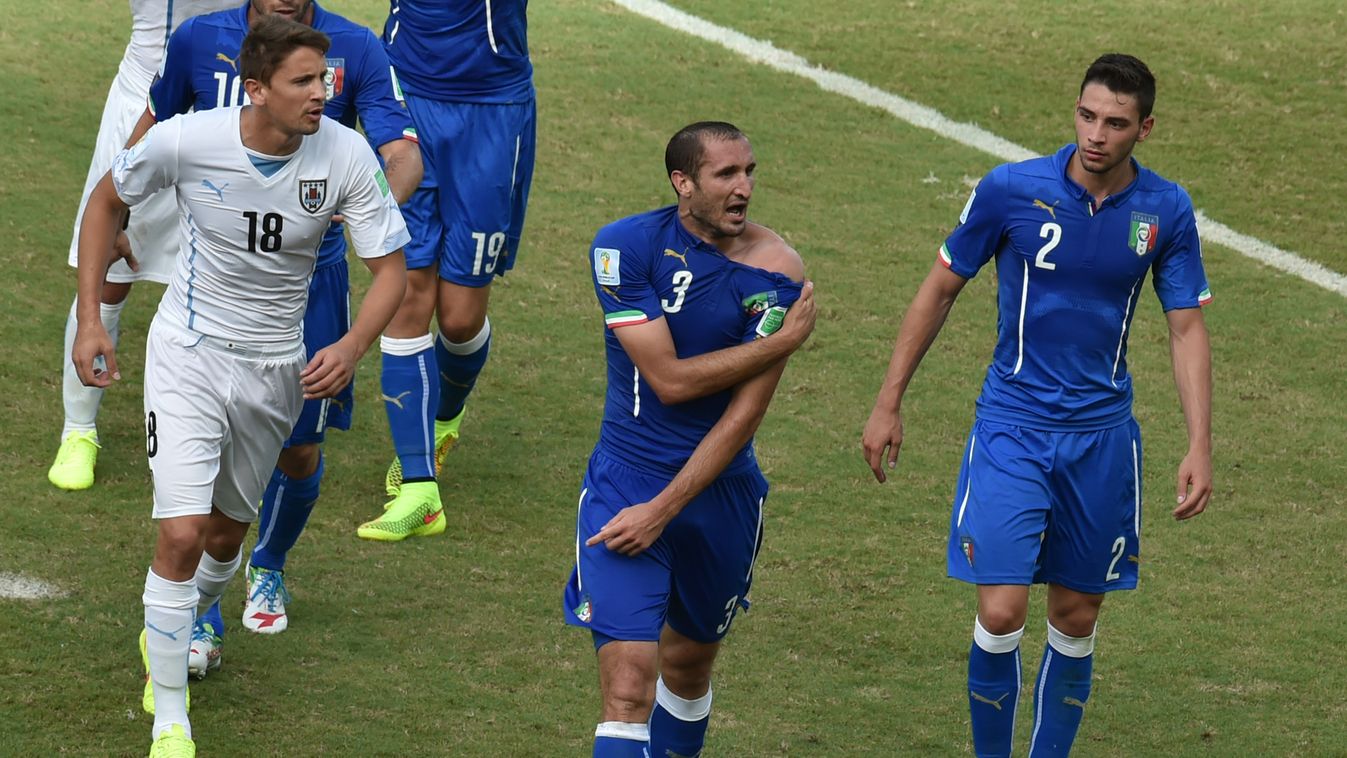 Harapós kedvében volt az uruguayi játékos, Giorgio Chiellini olasz, Suarez uruguay 