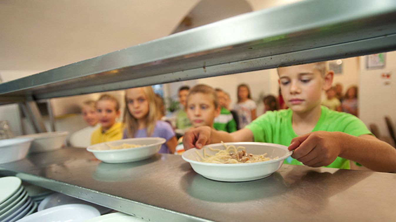 iskolai menza, közétkeztetés, ebéd, Gyerekek veszik el ebédjüket a budapesti Újlaki Általános Iskola menzáján 