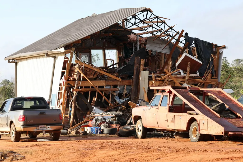 Tornádó tombolt az Egyesült Államokban az Alabama állambeli Prattville-ben 2023. január 12-én, miután egy hatalmas viharrendszer tornádói pusztítottak az Egyesült Államok délkeleti államaiban, Alabamában és Georgiában. Legalább hét ember életét veszt 