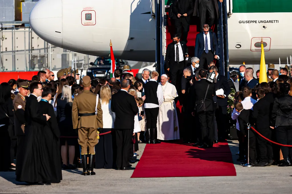 Ferenc pápa megérkezik a budapesti Liszt Ferenc-repülőtérre, 52. Nemzetközi Eucharisztikus Kongresszus, Budapest, 2021.09.12. 
