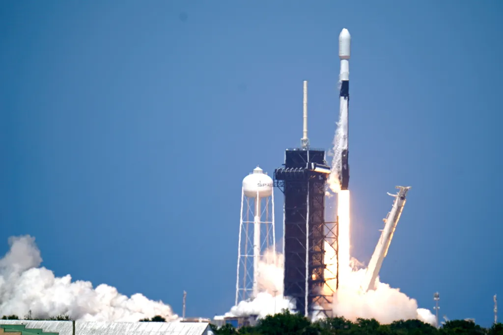 Felbocsátják a SpaceX amerikai űrkutatási magánvállalat 60 Starlink távközlési műholdat 