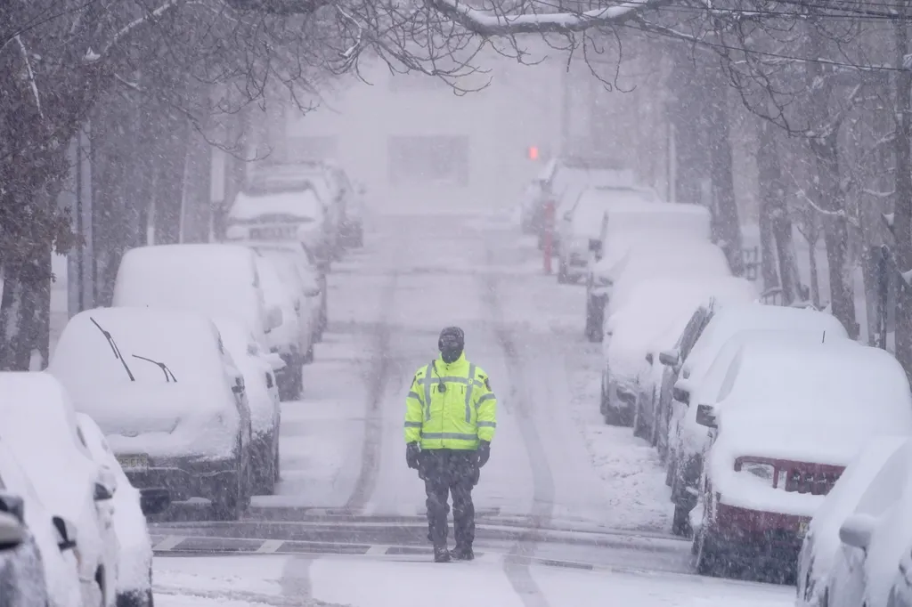 ÉVSZAK Foglalkozás havas havazás hóesés IDŐJÁRÁS rendőr SZEMÉLY tél 