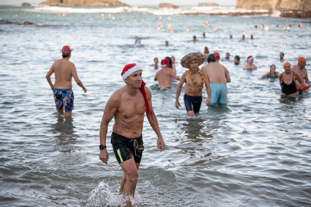 FRANCE – BIARRITZ – CHRISTMAS - BATH Biarritz Euskal Herria France Pais Vasco Pays Basque noel Horizontal BASQUE COUNTRY CHRISTMAS Jegesmedvék úszóklub 