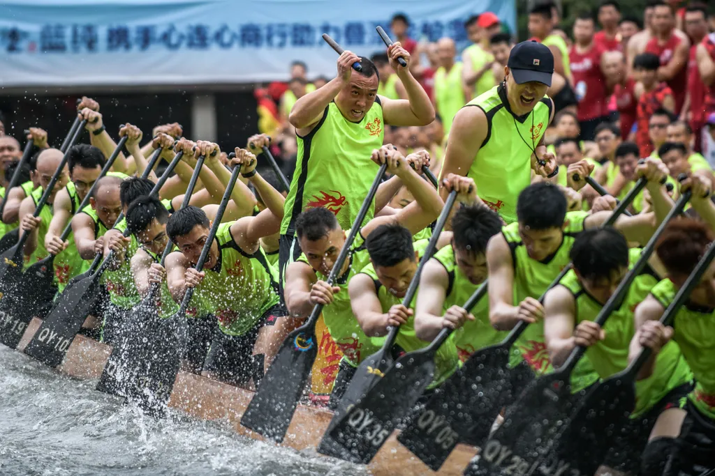 Sárkányhajó Kína Dragon boat drifting in Chinaâs Foshan festival 