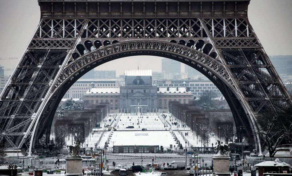 Párizs, 2018. február 7.
A behavazott Mars-mező nyilvános park az Eiffel-torony mögött Párizsban 2018. február 7-én. (MTI/EPA/Ian Langsdon) 