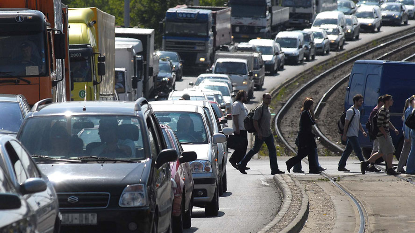 torlódás, forgalmi dugó, Több kilométeres kocsisor torlódik a Hungária körúton. 2007 