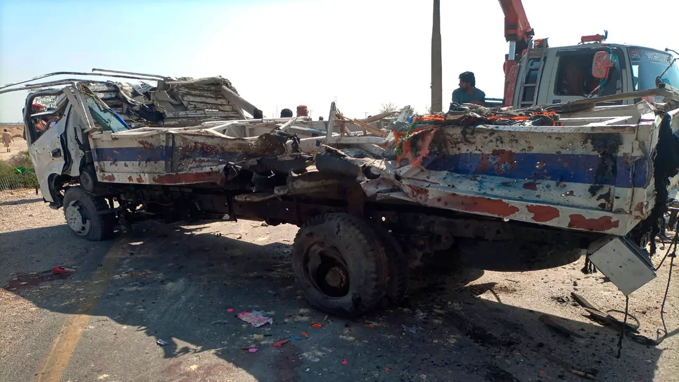 Dhadar, 2023. március 6.
Teherautóroncsot szállítanak el egy öngyilkos merénylet helyszínéről a délnyugat-pakisztáni Beludzsisztán tartomány Dhadar településén 2023. március 6-án, miután egy robbanószerrel felszerelkezett merénylő motorkerékpárjával hátul