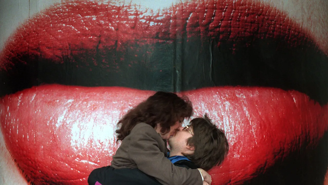 csók, csókolózó pár egy frankfurti vasútállomáson