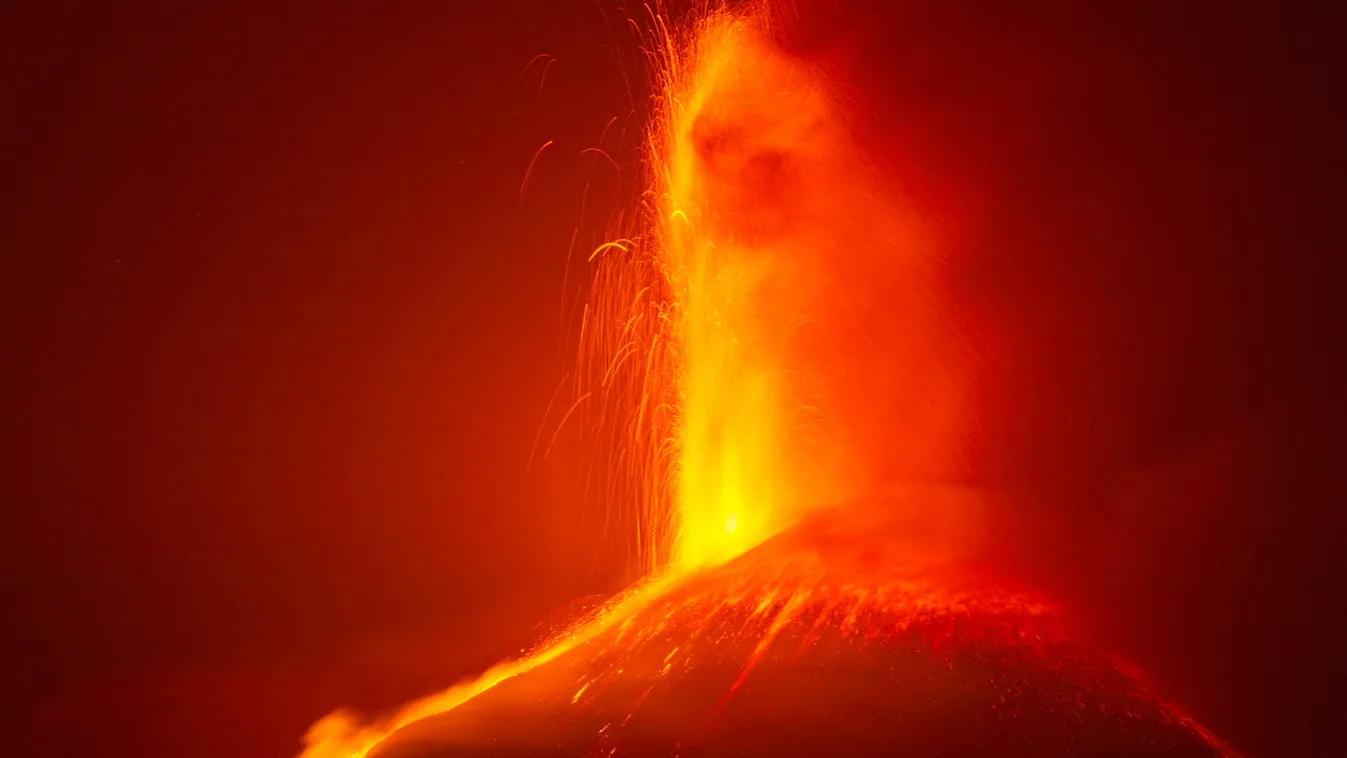 Pedara, 2021. május 29.
Láva ömlik az Etna tűzhányónak, Európa legnagyobb és legaktívabb vulkánjának egyik kráteréből a szicíliai Catania közelében 2021. május 29-én hajnalban.
MTI/AP/Salvatore Allegra 
