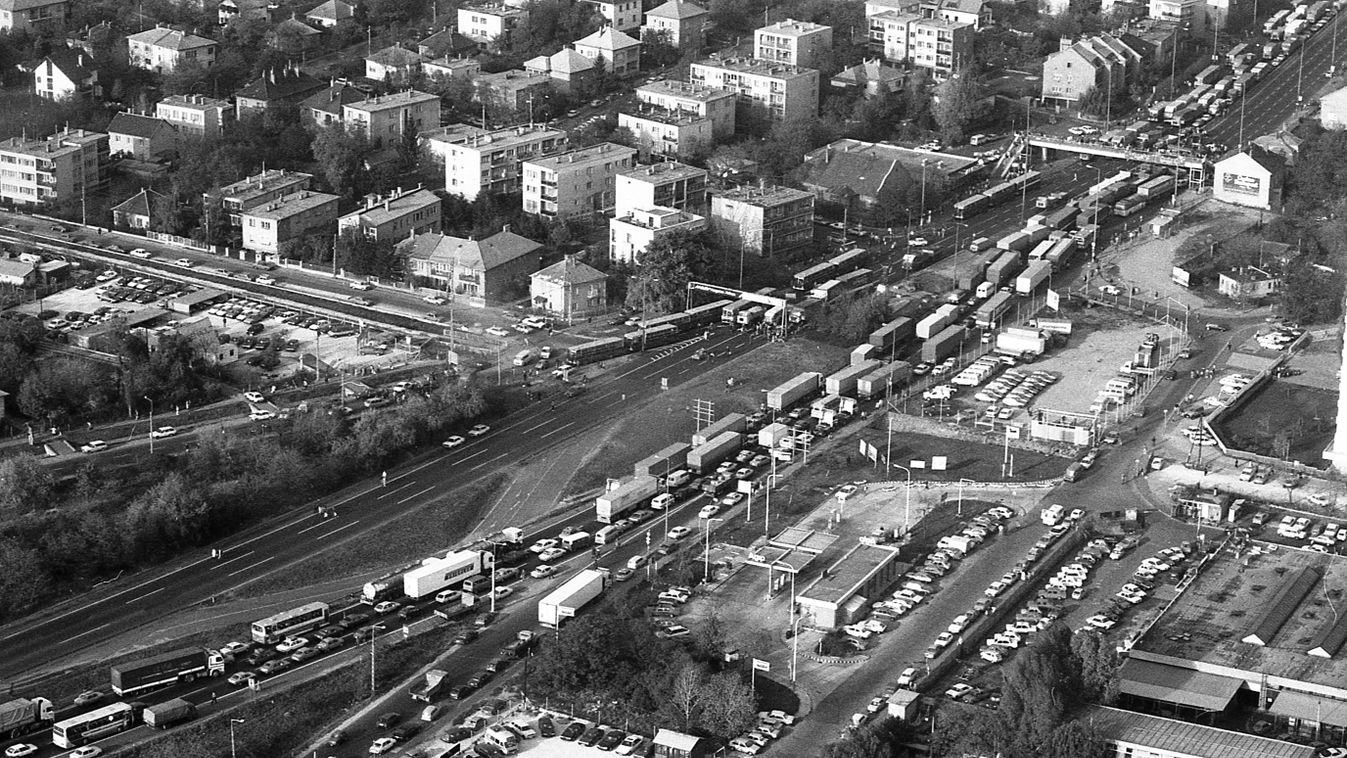Taxisblokád, taxi, blokád, Budaörsi út és az M1-M7 bevezető szakasza, balra a Beregszász út, jobbra a Boldizsár utcai autószervíz. A felvétel a taxisblokád idején, 1990. október 26-án készült. 