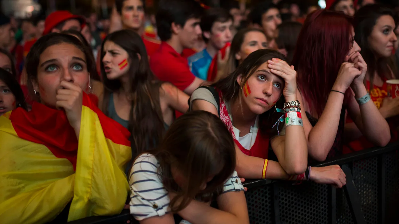 Madrid, 2014. június 19.
A brazíliai labdarúgó-világbajnokság B csoportjának második fordulójában a Rio de Janeiró-i Maracana Stadionban játszott Spanyolország-Chile mérkőzés tévéközvetítését nézik spanyol szurkolók a madridi Santiago Bernabeu stadionban 