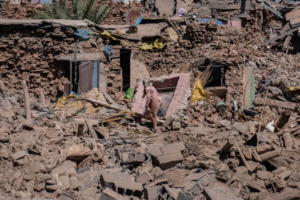 Marokkó földrengés, Észak-Afrika, 2023.09.12. egy nő a megsemmisült házának romjai között a földrengés sújtotta marokkói Tafeghaghte településen, Marrákestől délnyugatra 2023. szeptember 11-én. A szeptember 9-re virradó éjjelen pusztító, 