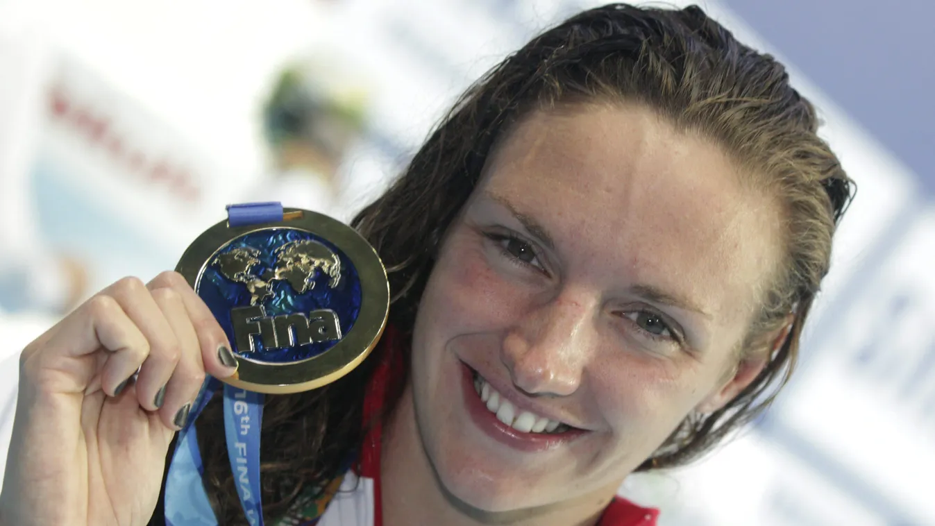 Hosszú Katinka aranyérem  kitüntetés győztes mosolyog sportoló győztes Hosszú Katinka mutatja aranyérmét a 200 méteres vegyesúszás eredményhirdetése után 