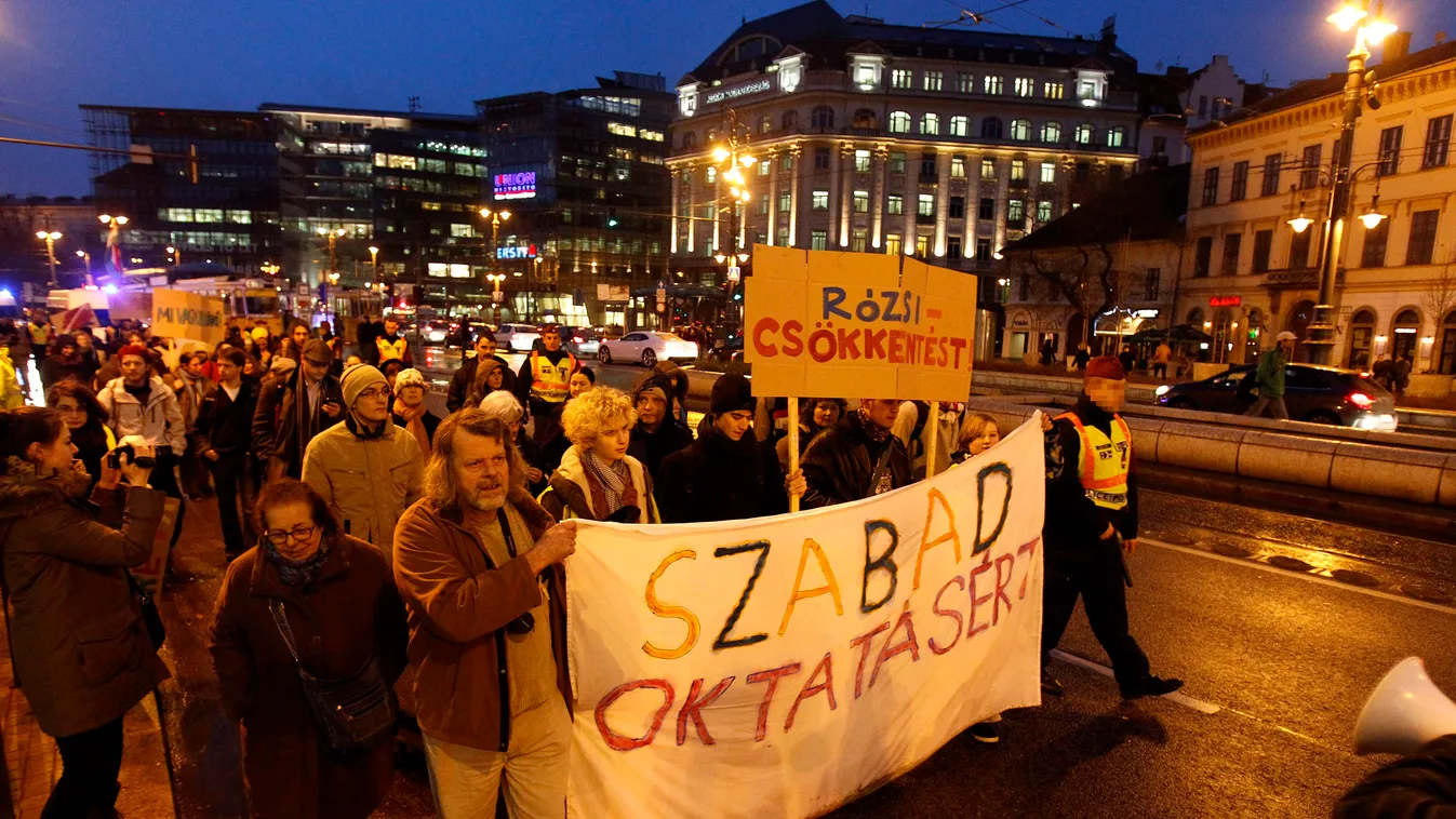 Budapest, 2014. február 19.
A „Tüntetés a szabad oktatásért - A jövőnk a tét!” elnevezésű demonstráció résztvevői transzparensekkel a kezükben Budapesten, a Vámház körúton vonulnak 2014. február 19-én.
MTI Fotó: Szigetváry Zsolt 