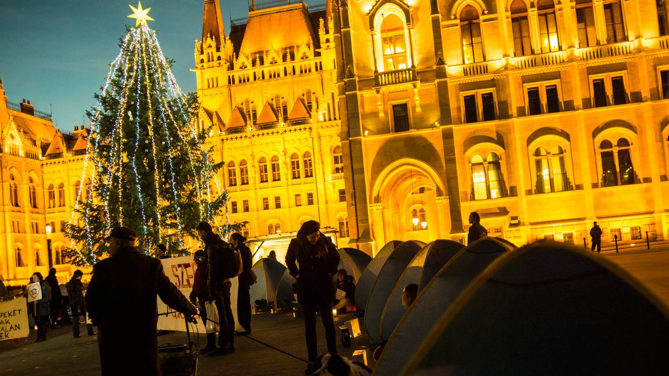 Budapest, 2014. december 19.
A budapesti Kossuth tér, ahol a Város Mindenkié csoport aktivistái sátrakat állítottak fel a Parlament előtt 2014. december 19-én. A demonstrálók a hajléktalanság kriminalizálása ellen és a lakhatáshoz való jog torvénybe iktat