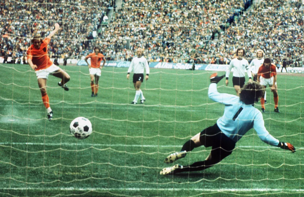 SOCCER-WORLD CUP-1974-GER-NED GOALKEEPER Horizontal SPORT-ACTION WORLD CUP MATCH FOOTBALL GOAL, Marco van Basten, hollandia 