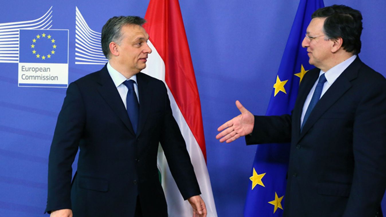 Orbán Viktor magyar miniszterelnököt fogadja José Manuel Barroso, az Európai Bizottság elnöke (j) az EB brüsszeli székházában