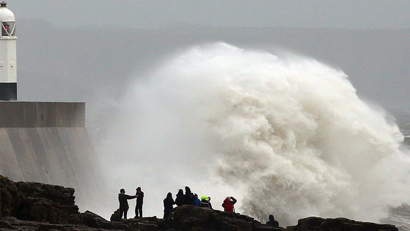 Ítéletidő Nagy-Britanniában,  az évtized vihara közelít Angliához, Porthcawl, hatalmas hullámok Dél-Walesben
