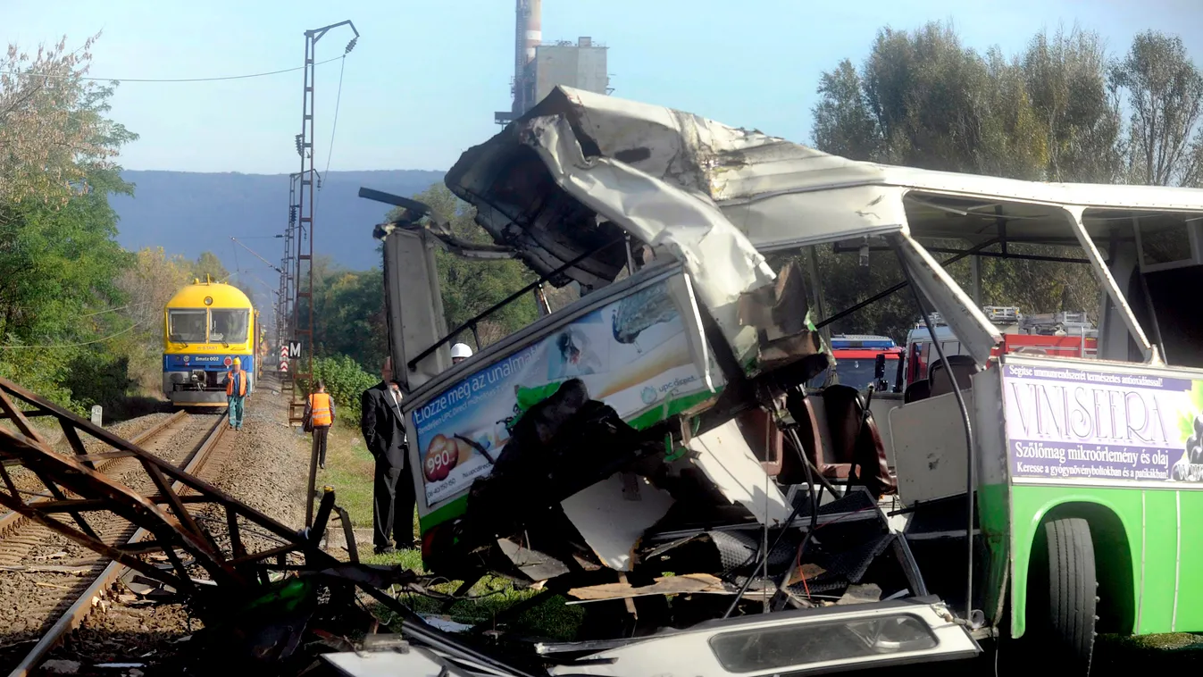 Tatabánya, 2014. október 20.
Baleset helyszíne Tatabányán, az Erőmű lakótelepi átjáróban 2014. október 20-án, ahol egy menetrend szerinti csuklós busz egy vonattal ütközött össze. A balesetben 17 ember sérült meg, közülük négyen súlyosan.
MTI Fotó: Mihádá