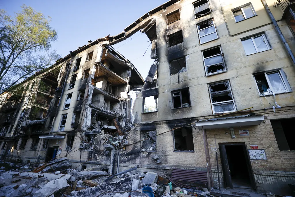 Ukrán válság 2022, orosz, ukrán, háború, Ukrajna, Hosztomel, rom, lakóház, épület 